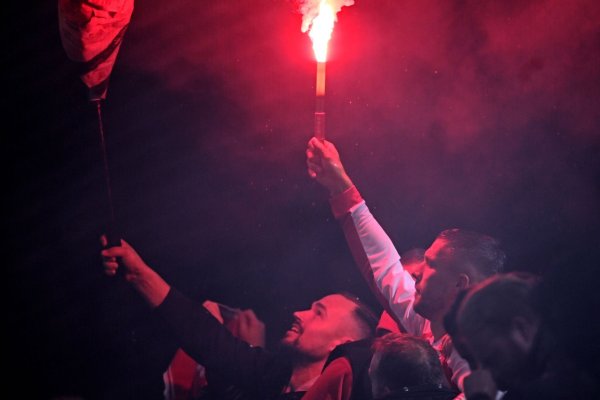 Lukas Podolski mit einer brennenden Pyro-Fackel in der Hand. - © Federico Gambarini/dpa