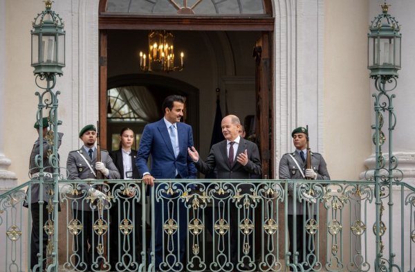 Gaza und Afghanistan: Trotz aller Kritik an Katar ist der Emir für Kanzler Scholz ein wichtiger Partner. - © Michael Kappeler/dpa