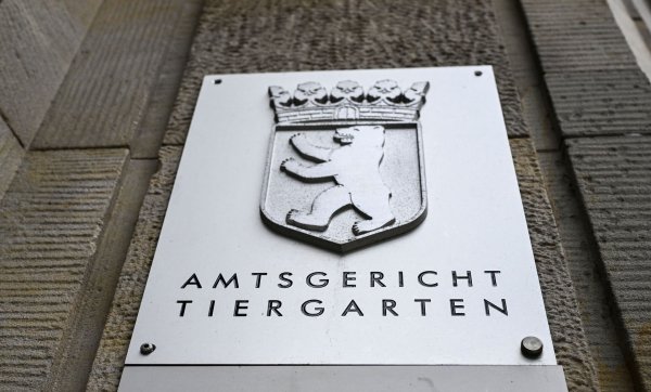 Das Amtsgericht Tiergarten verurteilte einen Schalke-Fan. (Symbolbild) - © Jens Kalaene/dpa