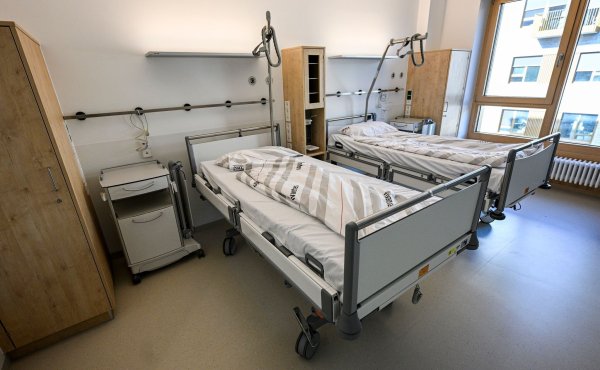 Beim Erwachen im Krankenhaus fühlte sich der Italiener d\\\'Amano ins Jahr 1980 zurückversetzt. (Symbolbild) - © Jens Kalaene/dpa