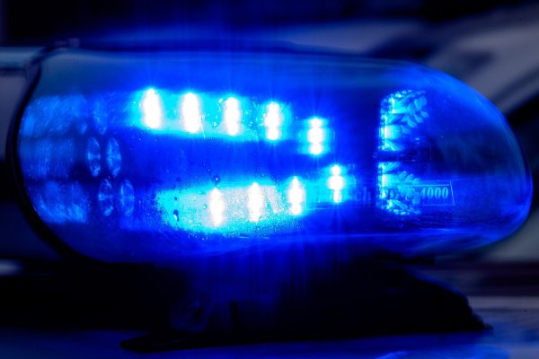 Vier Menschen wurden durch den Zusammenstoß mit dem Lastwagen verletzt. (Symbolbild) - © Klaus-Dietmar Gabbert/dpa