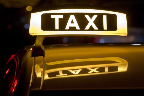 Ein 25-Jähriger soll in Köln einen Taxifahrer bedroht und sich selbst hinter das Taxi-Steuer gesetzt haben - trotz fehlender Fahrerlaubnis. (Symbolbild) - © Daniel Karmann/dpa