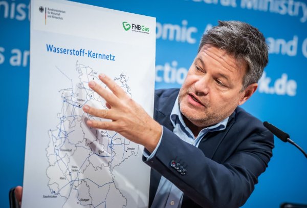Die Bundesnetzagentur hat grünes Licht für den Plan von Minister Habeck zum Bau wichtiger Wasserstoff-Leitungen in Deutschland gegeben (Archivbild). - © Michael Kappeler/dpa
