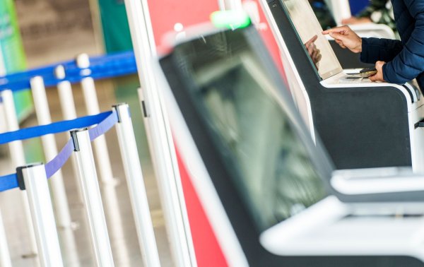Airlines setzen auf Digitalisierung: Automaten ersetzen zunehmend klassische Check-in-Schalter am Flughafen. - © Andreas Arnold/dpa/dpa-tmn