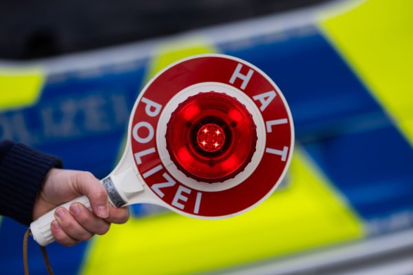 Wenn die Polizei jemanden wegen zu schnellen Fahrens rauswinkt, soll derjenige bald direkt am Handy der Beamten sein Knöllchen zahlen. (Symbolbild) - © Rolf Vennenbernd/dpa