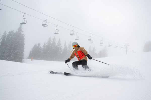 Auf welchem Terrain fährt man vor allem? Diese Frage ist für die Wahl der Ski entscheidend. - © Benjamin Nolte/dpa-tmn