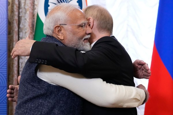 Indiens Premier Modi hat Putin Vermittlungen im Ukraine-Krieg angeboten. - © Alexander Zemlianichenko/Pool AP/dpa