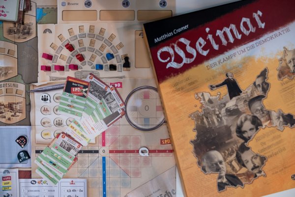 Bei komplexeren Spielen wie «Weimar: Der Kampf um die Demokratie» empfiehlt es sich, einen regelsicheren Spieler zum Erklären zu haben. - © Fabian Strauch/dpa
