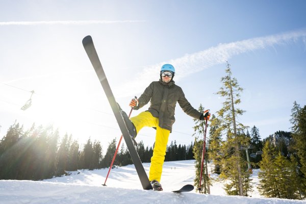 Alles glatt? Eine makellose Lauffläche ist ein wichtiges Kriterium beim Kauf gebrauchter Skier. - © Benjamin Nolte/dpa-tmn
