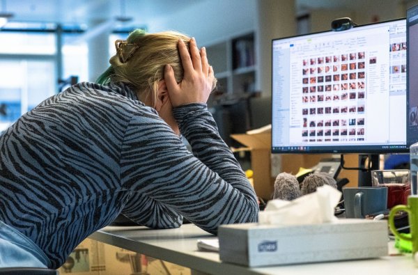 Stress im Job: Arbeitnehmer können mit eigenen Strategien aktiv gegen Stress ansteuern. - © Bernd Diekjobst/dpa-tmn