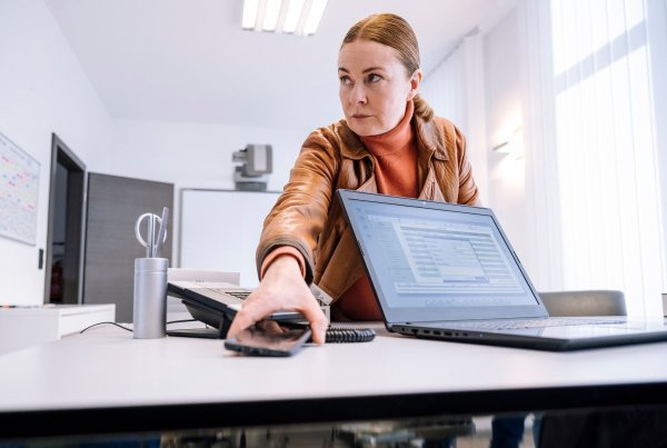 Anne (Lina Wendel) steckt schnell das Handy von Stefan Vierhaus ein, auf dem sie wichtige Informationen vermutet. - © Martin Rottenkolber/WDR/ARD/dpa