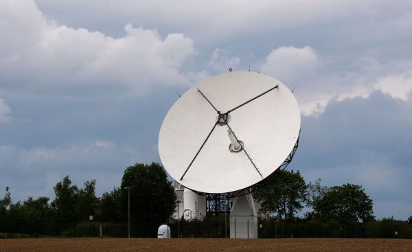Technik steht an der Außenstelle Schöningen des Bundesnachrichtendienstes (BND) im Landkreis Helmstedt. - © Julian Stratenschulte/dpa