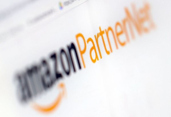 Das Partnerprogramm von Amazon funktioniert so, dass angemeldete Teilnehmer auf ihrer eigenen Internetseite Links zu Produkten im Amazon-Angebot setzen können. - © Karl-Josef Hildenbrand/dpa
