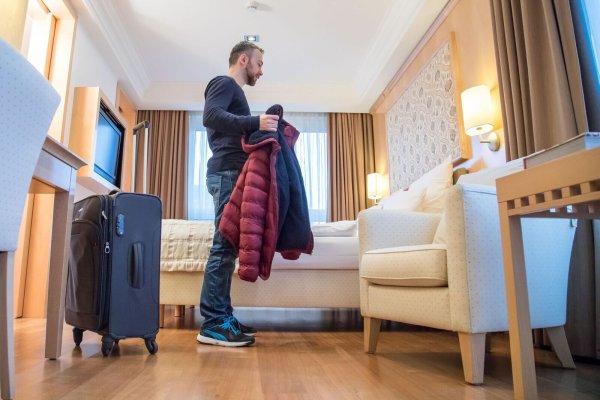 Energiezuschläge für Hotels und Herbergen sind laut der Verbraucherzentrale Berlin rechtens, müssen aber schon bei der Buchung transparent gemacht werden. - © Christin Klose/dpa-tmn