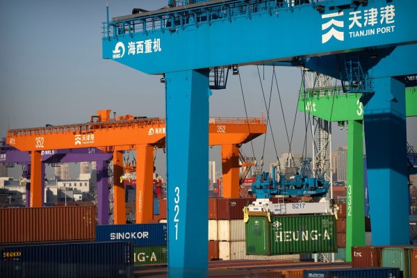 Ein Kran hebt einen Schiffscontainer im Containerhafen in Tianjin: Der chinesische Außenhandel schwächelt. - © Mark Schiefelbein/AP/dpa