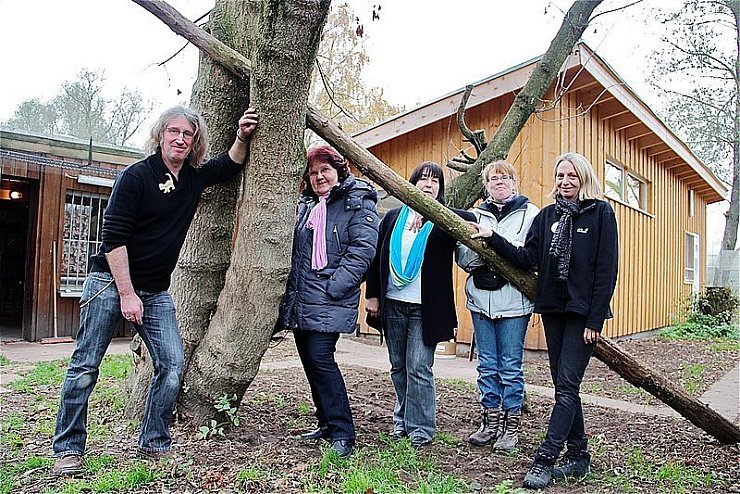 Ein Palast für Kleintiere: Thomas Schmitz, Brigitte Beineke, Claudia Märzke, Susanne Stegers und Noemi Heiligenstädt (von links) vom Tierheim Bad Salzuflen freuen sich über das neue Kleintierhaus "Casa Naga" im Hintergrund. - © Foto: Stork
