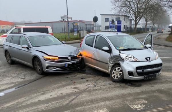 Zwei Autos sind am Mittwochmorgen ineinander gekracht. - © Privat