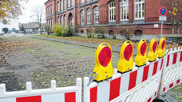 Die Straße Sedanplatz ist aktuell vor der Grundschule zwischen Paulinen-und Sedanstraße durch Poller vom fließenden Verkehr abgetrennt. - © Dieter Asbrock