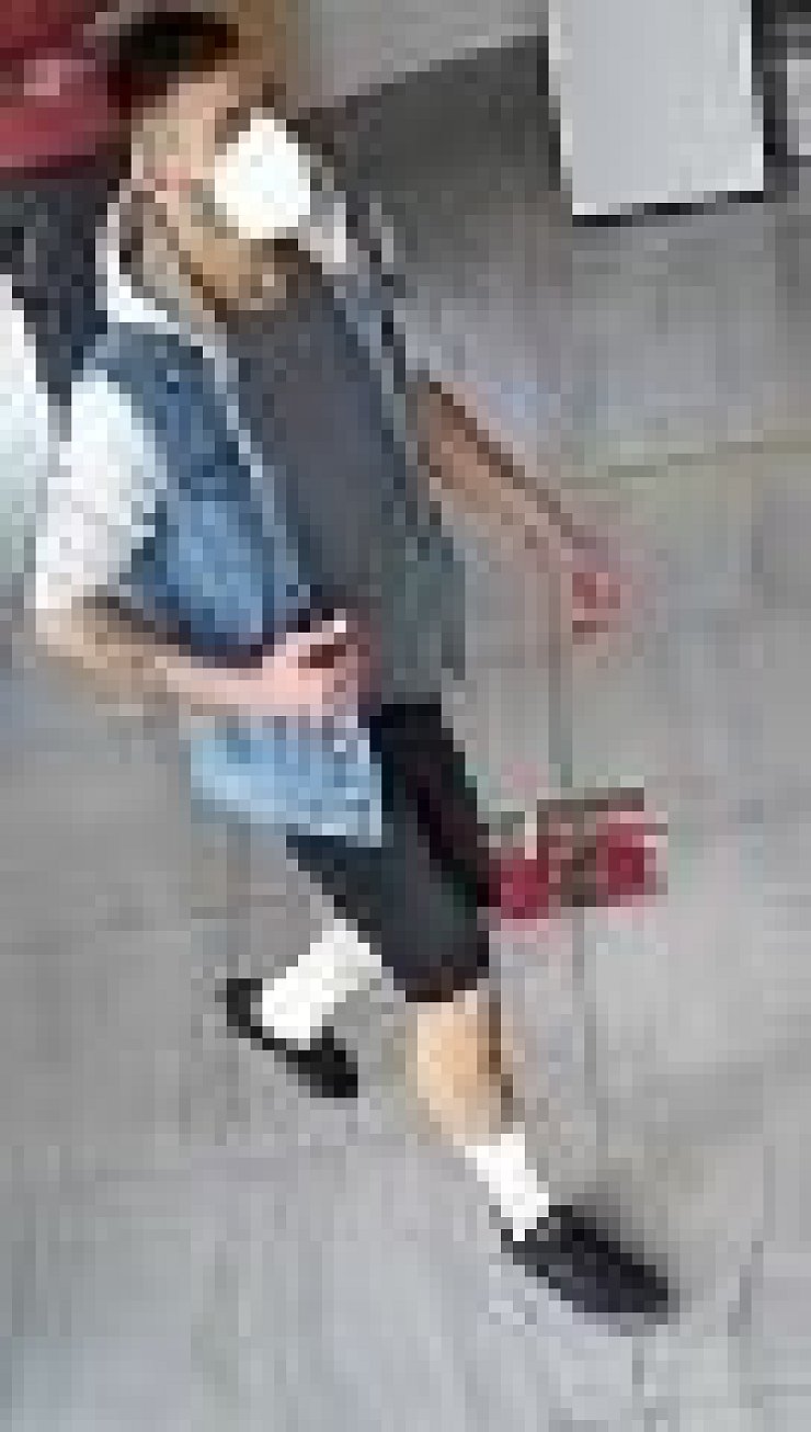 Der schlanke Mann mit dunklen Haarren trug laut Polizei schwarze Schuhe, weiße Socken, eine kurze schwarze Hose, ein graues T-Shirt und Jeansweste/-Hoodie. Außerdem hat er ein ein Tattoo am rechten Unterarm. - © Polizei Lippe