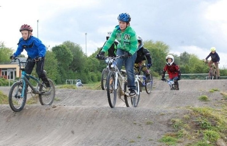 An der BMX-Bahn hinter dem Leopoldshöher Schulzentrum haben die jugendlichen Cross-Radler ihre helle Freude. - © FOTO: SIBYLLE KEMNA