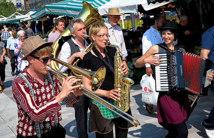 Die Musik des "Kozma Orkestar" begleitete den ersten Markttag bei strahlendem Sonnenschein. Um die Musiker herum gab es frische Erdbeeren, Tomaten, Spargel und Salat. - © FOTO: BARBARA FRANKE