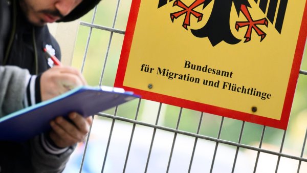 Das Bundesamt für Migration und Flüchtlinge (Bamf) untersteht dem Bundesinnenministerium. Die Mitarbeiter der Behörde entscheiden über Asylanträge. (Archivbild) - © Julian Stratenschulte/dpa
