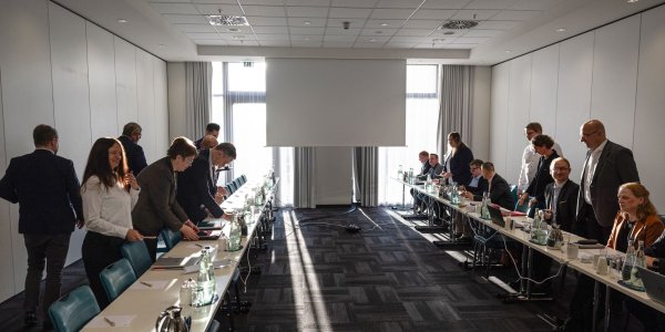 Die Eisenbahn- und Verkehrsgewerkschaft (EVG) und die Deutsche Bahn treffen sich zur zweiten Verhandlungsrunde in Berlin. - © Hannes P. Albert/dpa