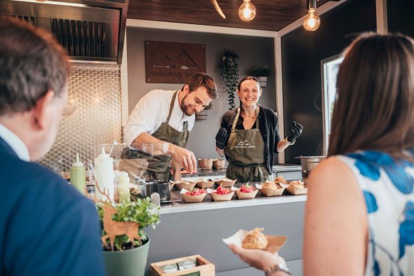 Das Tolle an Tapas? Da sie in kleinen Häppchen daherkommen, kann man viel Unterschiedliches probieren - so auch am Foodtruck von «Austrian Tapas». - © Austrian Tapas/dpa-tmn