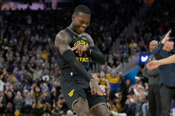 Dennis Schröder trifft alle seine Dreier und feiert das «Eis in seinen Venen». - © Jeff Chiu/AP/dpa