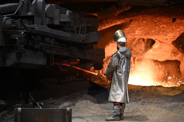 Der Vorstand von Deutschlands größtem Stahlhersteller Thyssenkrupp Steel fordert bessere Rahmenbedingungen für die Stahlindustrie in Deutschland. Stahlchef Dennis Grimm machte dies am Mittwoch bei einem Besuch von Bundeskanzler Scholz in Duisburg deutlich. (Archivbild) - © Federico Gambarini/dpa