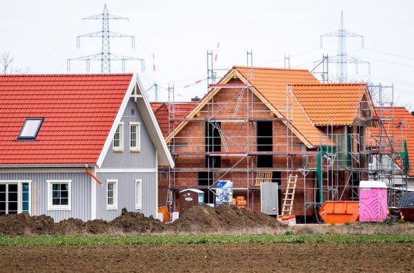Verbraucher fragen wieder deutlich mehr Immobilienkredite nach. (Archivbild) - © Hauke-Christian Dittrich/dpa