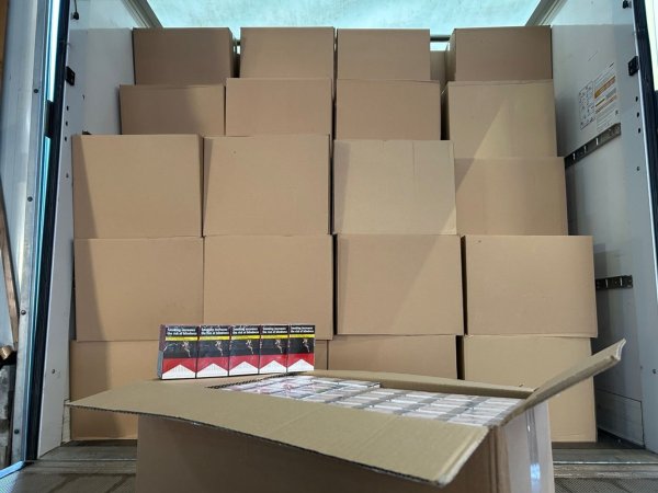 Entdeckt wurde der Transporter in Krefeld. - © -/Zollfahndungsamt Essen/dpa