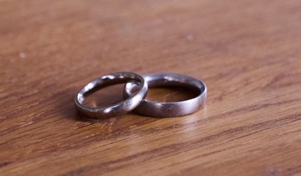 Die Zahl der Verheirateten ging in den vergangenen 30 Jahren stark zurück. (Symbolbild) - © Annette Riedl/dpa