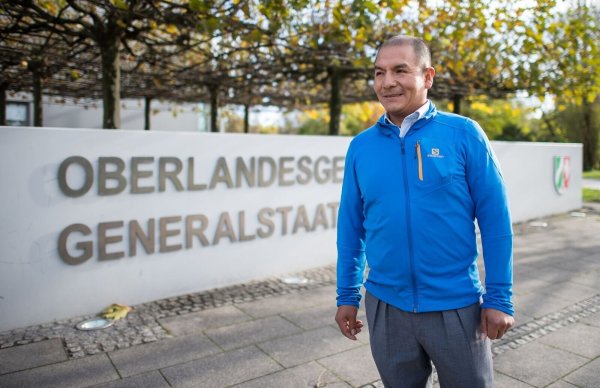 Der peruanische Kleinbauer Saul Luciano Lliuya klagt vor dem Oberlandesgericht in Hamm gegen das Energieunternehmen RWE. Das Gericht setzt das Verfahren Mitte März 2025 fort. - © picture alliance / Guido Kirchner/dpa