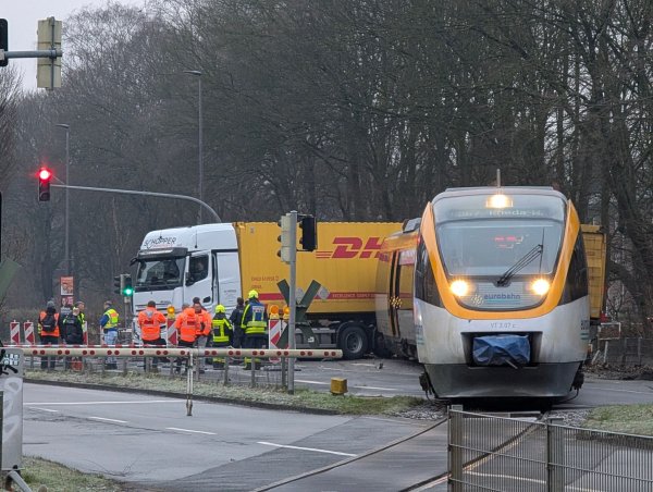 Ein Regionalzug ist mit einem Lkw zusammengestoßen, der auf dem Bahnübergang stand. - © Helmut P. Etzkorn/dpa