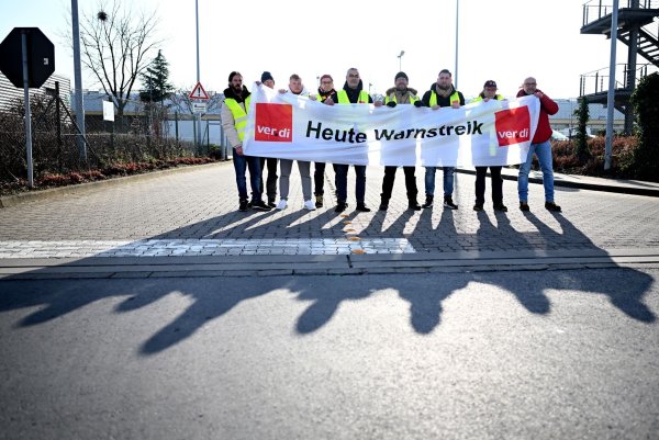 Warnstreikende am Kölner Briefzentrum. - © Federico Gambarini/dpa