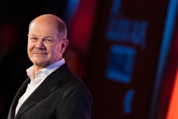 Eine Zusammenarbeit mit der AfD schließt Olaf Scholz aus. Aber nur die. - © Rolf Vennenbernd/dpa