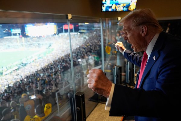Donald Trump könnte als erster amtierender Präsident beim Super Bowl anwesend sein. - © Evan Vucci/AP Pool/dpa