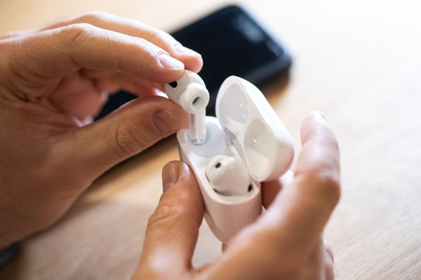 Die Installation der neuen Software für die Airpods erfolgt automatisch - vorausgesetzt drei Bedingungen sind erfüllt. - © Franziska Gabbert/dpa-tmn