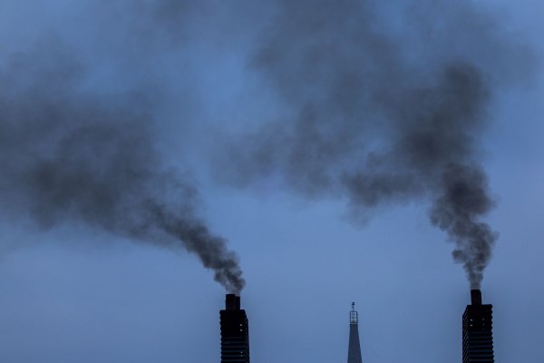 Die Schifffahrt trägt zu schätzungsweise drei bis vier Prozent der CO2-Emissionen der EU bei. (Illustration) - © Jens Büttner/dpa