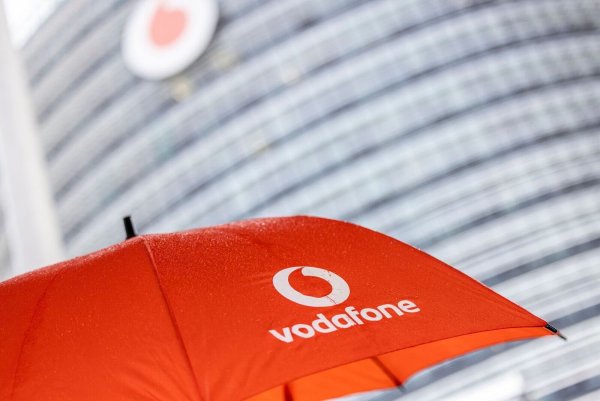 Mal wieder Regenwetter an der Vodafone-Deutschlandzentrale - und auch geschäftlich hat es sich eingetrübt für den Telekommunikationsanbieter. - © Thomas Banneyer/dpa