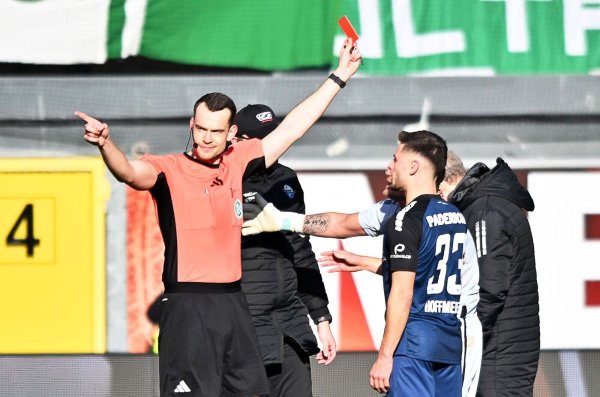 Paderborns Torhüter Manuel Riemann flog gegen Greuther Fürth vom Platz. - © Mirko Kappes/SC Paderborn 07/dpa