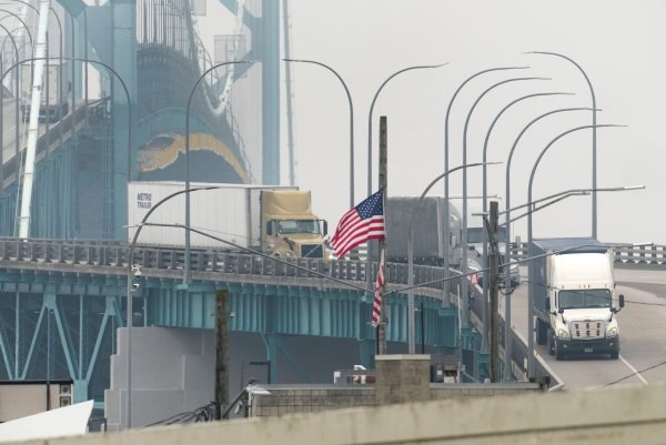 Erstmal läuft der Verkehr über die US-kanadische Grenze weiter wie bisher. (Archivbild) - © Paul Sancya/AP/dpa
