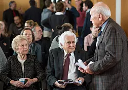 Die Auschwitz-Überlebenden Irene Weiss (l-r), William Glied und Mordechai Eldar warten auf den Beginn der Verhandlung. - © dpa