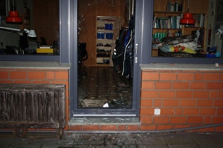 Das Polizeibild zeigt die beschädigte Terrassentür, die die Tiere durchbrochen hatten. - © Polizei Salzuflen