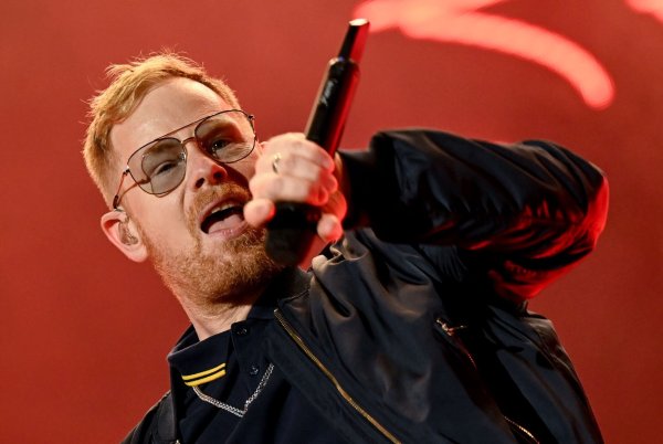 Der Sänger Peter Fox beim Lollapalooza Festival am Berliner Olympiastadion auf der Bühne. - © Britta Pedersen/dpa