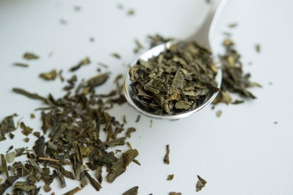 Stress- und angstfrei durchs Leben gehen à la Taylor Swift. Das verspricht sich mancher durch L-Theanin, eine Aminosäure, die vor allem in Teeblättern vorkommt. - © Catherine Waibel/dpa-tmn/dpa