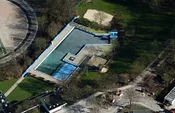 : Die Teilsanierung des maroden Freibads in Gadderbaum k&ouml;nnte doch noch angefochten werden. Indem ein Brackweder Wahlvorsteher statt der vorgeschriebenen, versiegelten Urne am Wahlsonntag einen Karton f&uuml;r Ja- und einen f&uuml;r Nein-Stimmen aufstellen lie&szlig;, missachtete er den Wahlrechtsgrundsatz der geheimen Wahl. - &copy; Fotos: NW, dpa