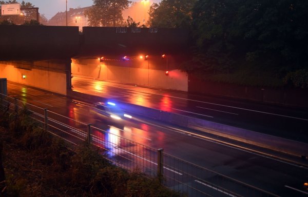 Im Werstener Tunnel in Düsseldorf ist ein Pferd von einem Anhänger gestürzt und überfahren worden. (Archivbild) - © picture alliance / dpa