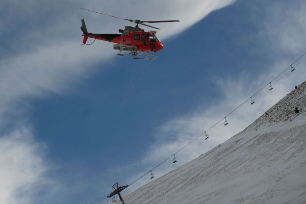 Insgesamt fünf Hubschrauber wurden eingesetzt. - © Verónica Lacasa/EUROPA PRESS/dpa